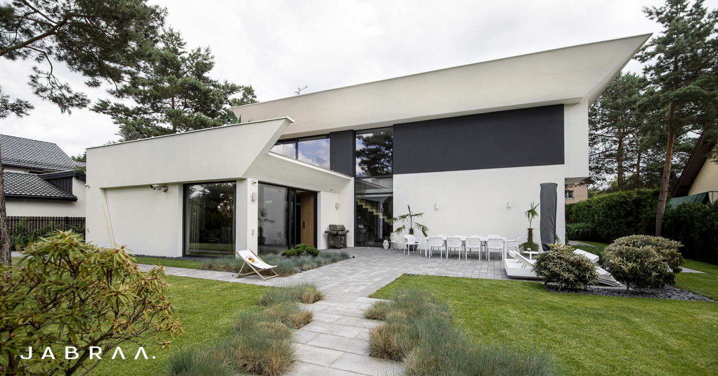 Catamaran House od strony ogrodu.